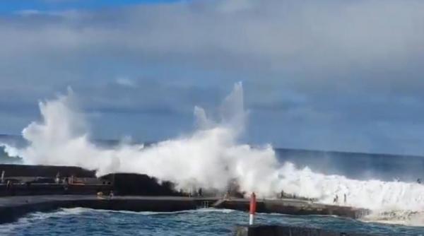 Tragedie în Tenerife: Trei oameni au murit după ce au fost înghițiți de un val uriaș. Sunt și răniți și dispăruți
