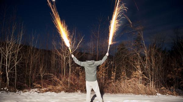 un baiat care a aprins artificii la o petrecere a ramas fara o mana incidentul a starnit o noua dezbatere in germania