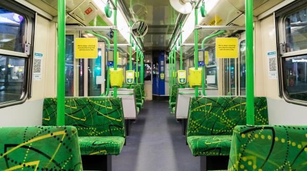 un roman a fost arestat dupa ce a batut doua fete care se sarutau in tramvai una dintre ele a ramas inconstienta