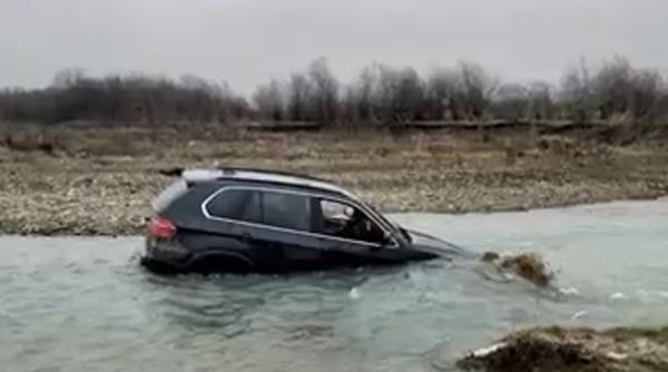 Un şofer beat şi fără permis a ajuns cu maşina în râu, după ce a fost urmărit de poliţişti pentru că n-a oprit la semnalele lor