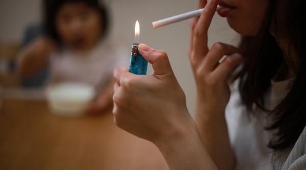 Adolescenții români beau alcool peste media europeană, iar fetele sunt "campioane" la fumat și dependență online, spune ministrul David