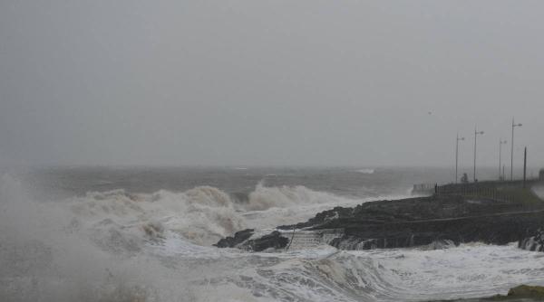 Cod roșu de vreme rea în Irlanda: vânturi extreme și risc de inundații. MAE emite alertă pentru cetățenii români