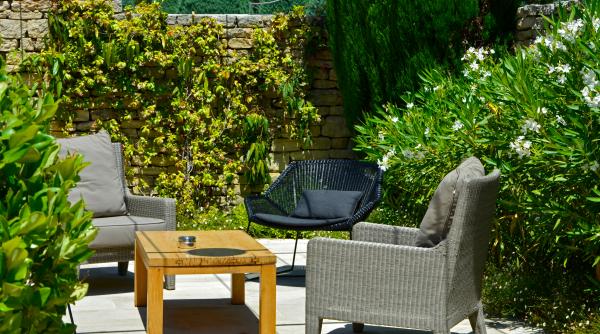 cum sa combini culorile in mobilierul de gradina pentru un design armonios