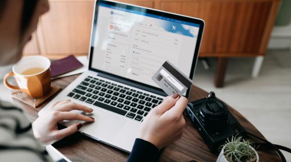 Cum sunt păcăliți românii cu ajutorul AI să plătească mai mult atunci când cumpără pe internet. Ce este "surveillance pricing"