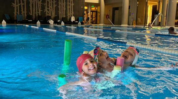 cursuri inot iarna cum tinem copiii activi in sezonul rece