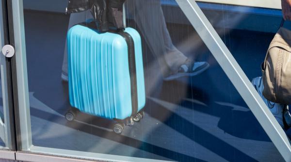 Doi români au fost arestați pe aeroportul din Zurich după ce au fost prinși că buzunăreau călătorii