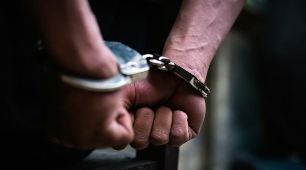 Doi români şi un ucrainean au fost prinşi de poliţişti când încercau să introducă în ţară droguri ascunse în caroseria maşinii