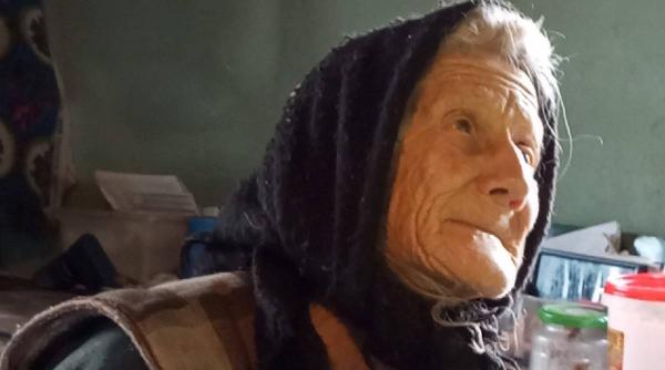 in satul cu mai putin de 100 de oameni tanti teleu isi doreste doar portocale si pufarine de craciun