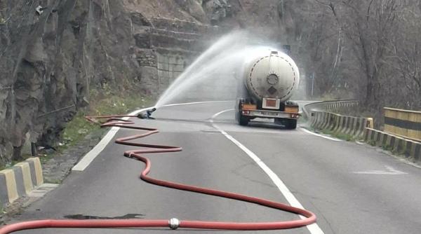 Traficul rămâne închis pe Valea Oltului până miercuri dimineață. S-au înregistrat scăpări de gaze dintr-o cisternă