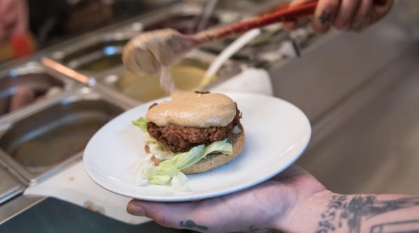 Cum au ajuns "burgerul vegetarian" şi "cârnaţii vegetali" să împartă Europa. "Consumatorii nu sunt proşti"