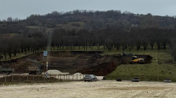 doi barbati s au apucat sa faca o parcare in albia raului argesel dar au fost vazuti din satelit s au trezit cu amenzi uriase