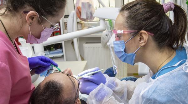 implant dentar si ingrijire stomatologica completa in sectorul 5 abordarea profesionista a clinicii cris smile studio