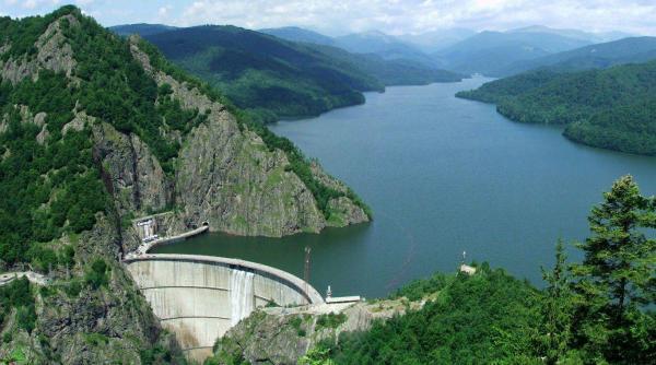 Lacul Vidraru va fi golit din nou. Debitul deversat va fi înjumătăţit faţă de data trecută, pentru "a evita o nouă criză de apă"