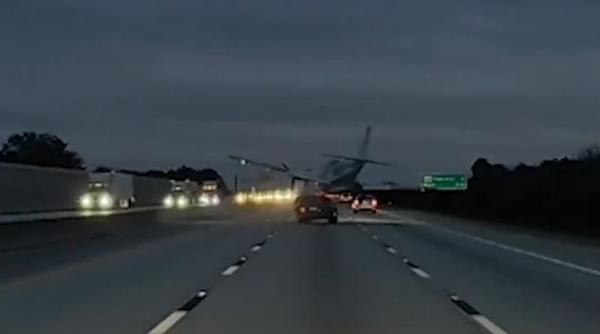 momentul in care un avion aterizeaza fortat pe o autostrada din florida si se izbeste cu rotile de o masina