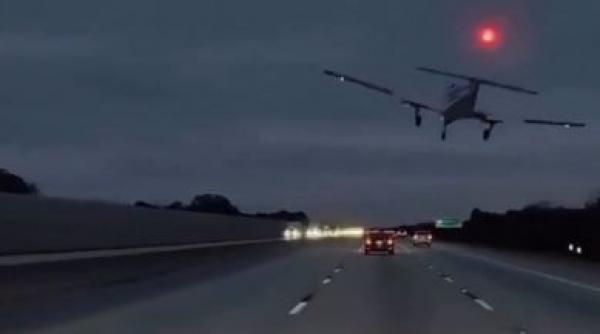 momentul in care un avion aterizeaza fortat pe o autostrada din florida si se izbeste cu rotile de o masina
