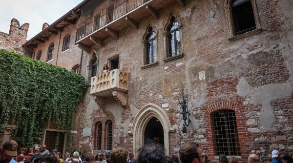 orasul din italia care a introdus taxa pentru indragostiti cine vrea sa vada cel mai cunoscut balcon din lume plateste 12 euro