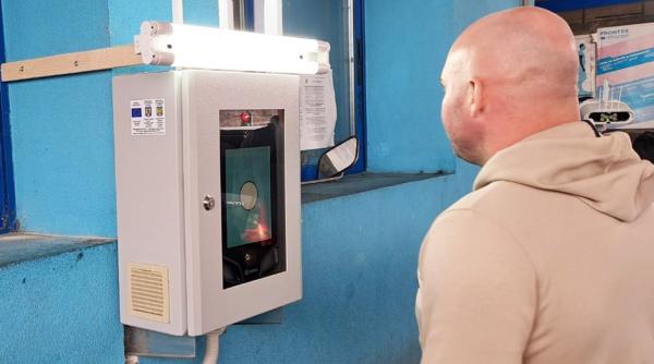 sistemul ees functioneaza de astazi la intrarea si iesirea din romania unde si cui i se scaneaza fata si amprentele