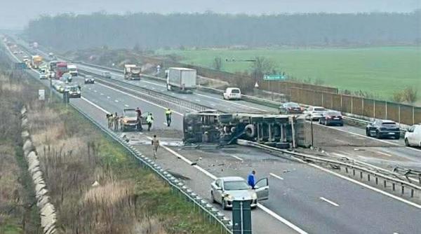 Un camion încărcat cu piatră s-a răsturnat pe autostrada A3 București - Ploiești. Traficul e blocat