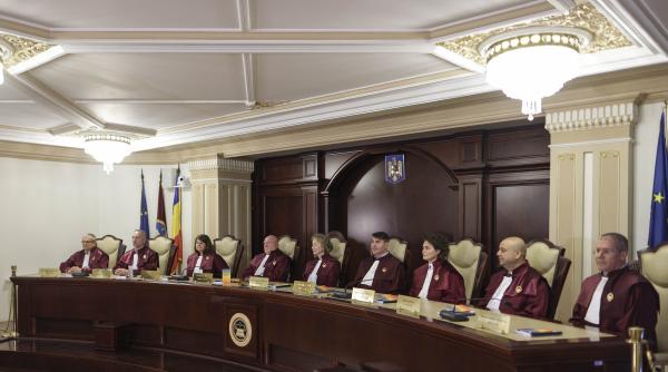 Zi decisivă la CCR pentru Guvern. Judecătorii decid dacă pensiile magistraților pot fi tăiate și dacă taxele locale cresc din 2026