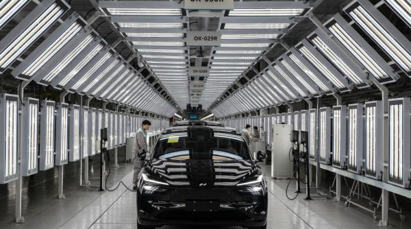 Beijing anunță că a reluat negocierile cu UE pentru a stabili un preț minim la mașinile electrice fabricate în China