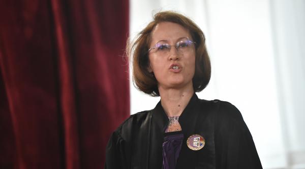Cine este Raluca Moroșanu, judecătoarea care a înfruntat-o pe președinta CAB de față cu presa: „Ce s-a spus în documentar e adevărat”