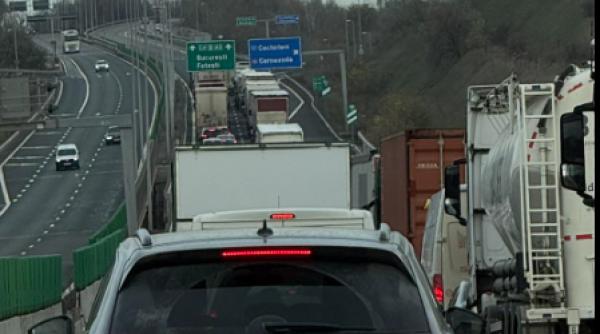 circulatia pe a2 inchisa temporar din cauza ca resturi de animale sacrificate au cazut dintr un camion si s au imprastiat pe drum