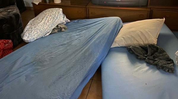 Cum arată "azilul groazei" din Timiș, unde erau ţinuţi 76 de bătrâni în condiții inumane. Dormeau pe saltele, într-o mizerie cruntă