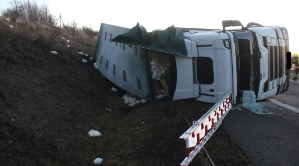 mii de gaini au scapat pe o autostrada dupa ce camionul in care se aflau s a rasturnat
