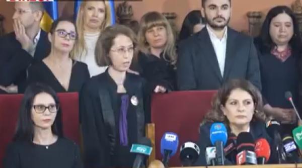o judecatoare intervine in conferinta de presa de la curtea de apel bucuresti si infrunta conducerea suntem terorizati