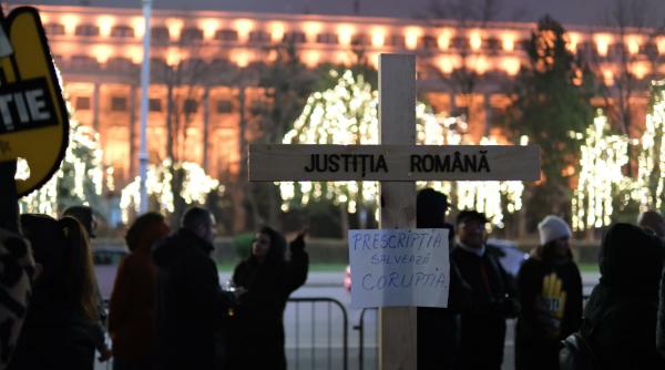 A treia seară de proteste în Piața Victoriei: „Magistrați independenți, nu obedienți”