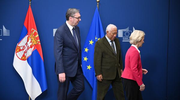 „Am primit un mesaj de la Moscova”. Președintele Serbiei a fost prins de un microfon șoptind pe furiș la Bruxelles
