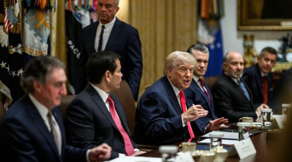 Casa Albă a explicat bandajul de pe mâna lui Trump: "În Biroul Oval e ca la gară. Se întâlnește zilnic cu mai mulți oameni decât știți"