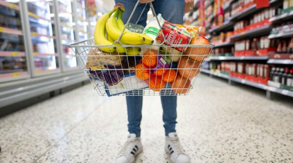 Comisia Europeană somează Ungaria să ridice măsura plafonării preţurilor la alimente impusă retailerilor străini