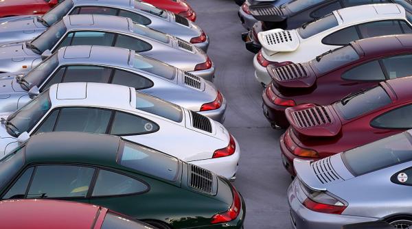De ce sute de limuzine Porsche din Rusia nu au mai putut fi pornite dintr-o dată. Unii cred că a fost o defecțiune, alții cred altceva