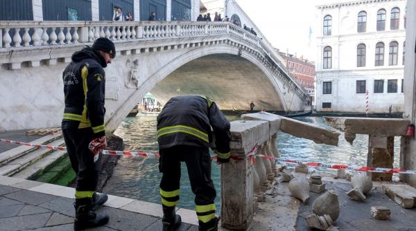 La Veneția, o femeie a furat o barcă cu care a distrus balustrada din marmură a celebrului pod Rialto