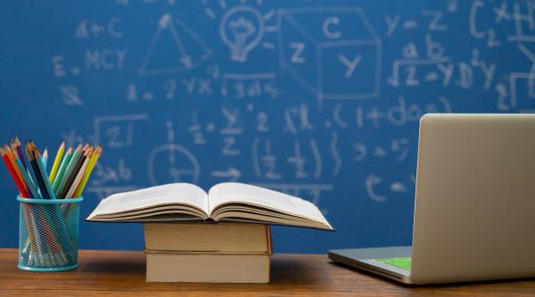 O profesoară din Galați e acuzată că și-a amenințat elevii că le taie degetele cu briceagul. E cercetată penal și nu mai poate preda