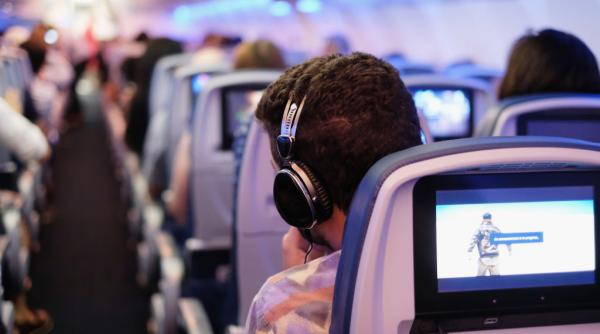 Pericolul invizibil pentru pasagerii avioanelor: particulele ultrafine depășesc de două ori limitele OMS