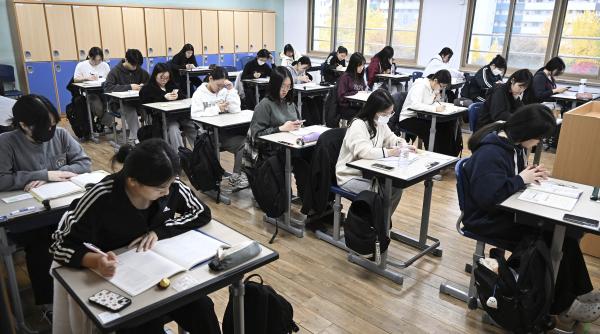 Șeful celui mai greu examen din lume, comparat cu descifrarea scriptelor antice, și-a dat demisia. "Înnebunitor de confuz"