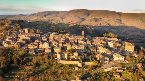 un pitoresc oras medieval de langa florenta da 400 000 de euro celor care vor sa se mute acolo casele sunt frumoase si ingrijite