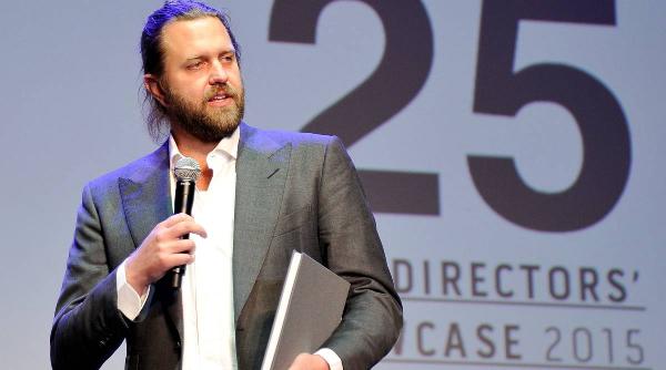 un regizor a inselat netflix cu 11 milioane de dolari pentru un serial fantoma si a cumparat un ferrari si saltele de pat