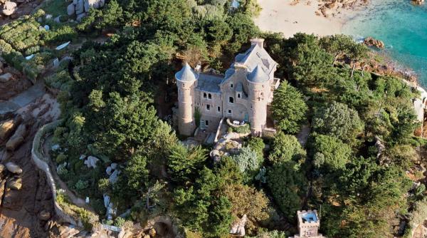 castelul fermecator din granit roz cu o poveste fascinanta se vinde in franta la un pret neasteptat cu tot cu insula pe care se afla