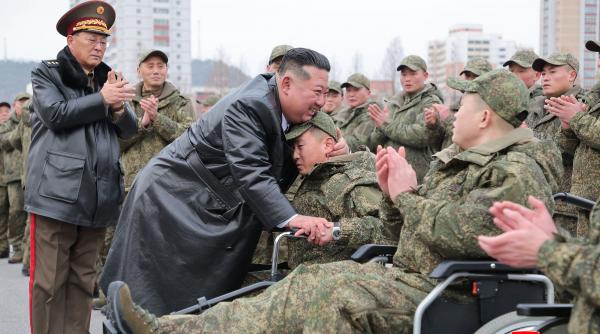 kim jong un si a laudat soldatii pentru eroism in masa pe frontul din ucraina multi dintre ei s a intors acasa in scaune cu rotile