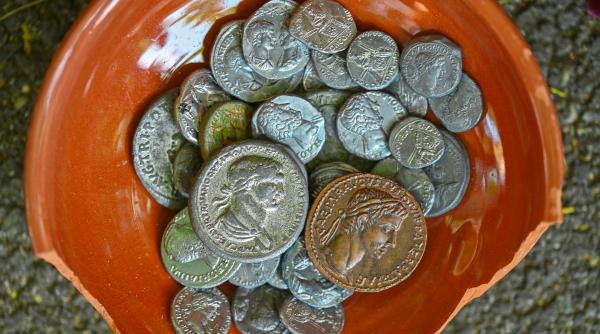 pusculite vechi de aproape 1 800 de ani pline cu monede romane descoperite intr un sat din franta
