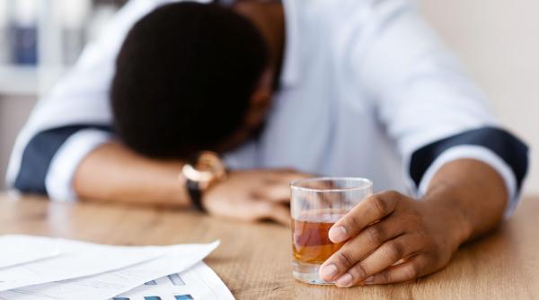 Românii sunt bolnavii Europei. Raportul sănătății în UE arată cifre dezastru despre cum ne ucid alcoolul, fumatul și mâncarea proastă