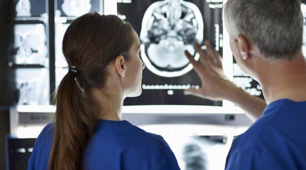Un nou studiu dezvăluie cum se schimbă creierul la patru vârste cheie: 9, 32, 66 și 83 de ani