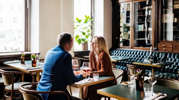 cine ar trebui sa plateasca la prima intalnire a devenit un subiect intens dezbatut in online femeia doar se aranjeaza pentru barbat