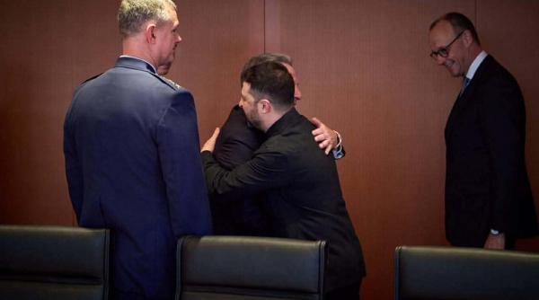 intalnirea witkoff zelenski in imagini cei doi s au imbratisat la negocierile de pace de la berlin