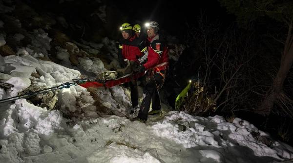 operatiune dificila in muntii fagaras un barbat accidentat a fost salvat dupa 16 ore de interventie