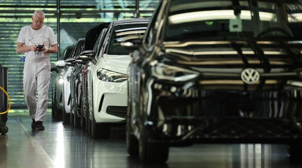 volkswagen isi va inchide pentru prima oara in istoria sa de 88 de ani o fabrica din germania