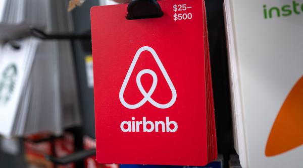 Amendă uriașă pentru Airbnb. Platforma a fost sancționată cu 64 de milioane de euro pentru că a promovat locuințe neautorizate